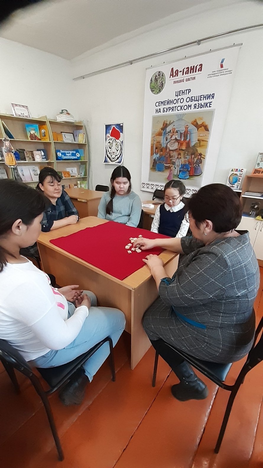 Очередное занятие в Центре с преподавателем Петровой Надеждой Владимировной. Бурятская национальная  игра «Шагай наадан» и «Бэлэн хэлэн» 